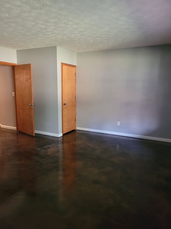 Building Photo - 4 bedroom Townhouse on Bloomington's South Side; Located in The Woodlands!