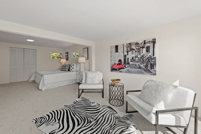 Building Photo - Peaceful Lakefront Living in Kirkland