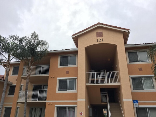Building Photo - 121 SW Palm Dr