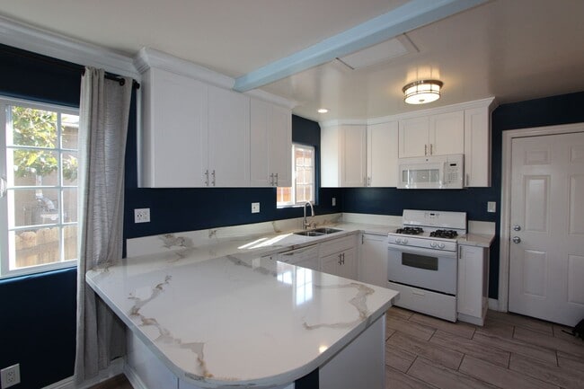 Building Photo - Beautiful 2 bedroom 1.5 bathroom available for rent now