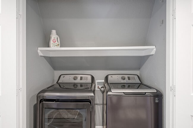 Building Photo - 1500 W Pine Lake Cir