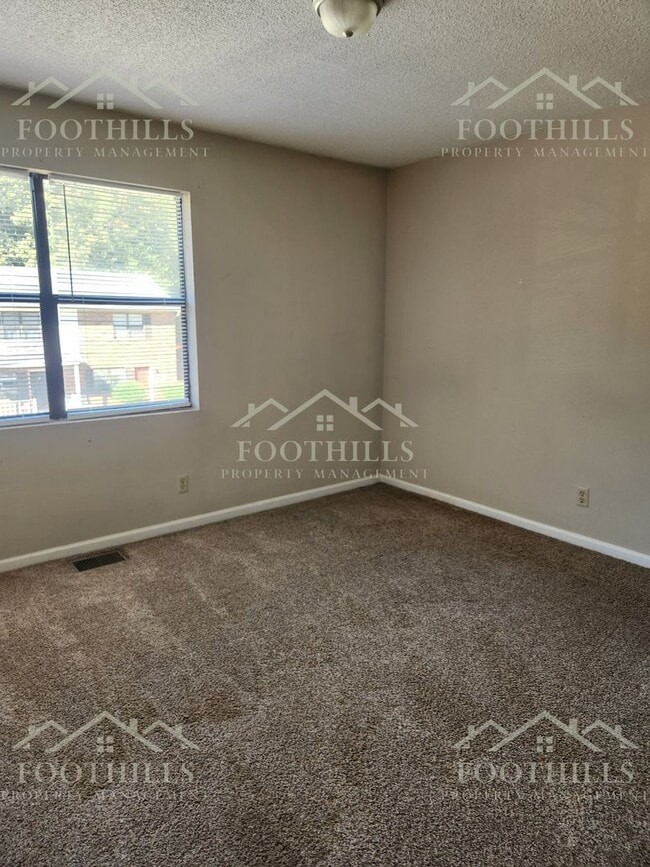 Building Photo - Beautiful 2-Bed Townhome with Storage and ...