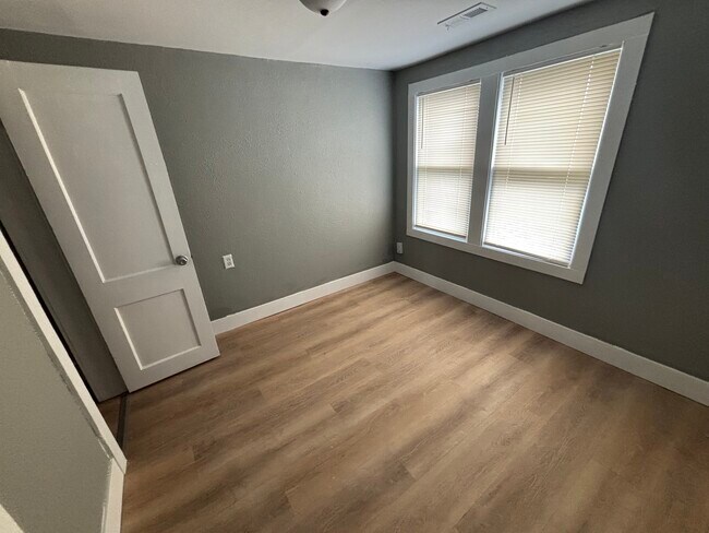 Building Photo - 634 W 14th Ave