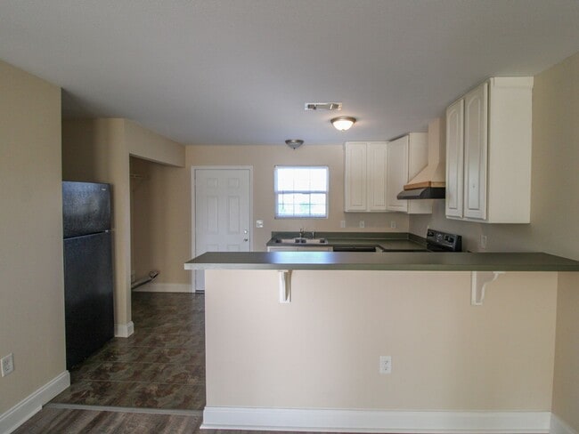 Building Photo - 140 Meadows Ln