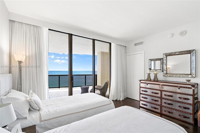 Building Photo - 16275 Collins Ave
