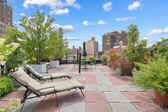 Building Photo - 138 W 10th St