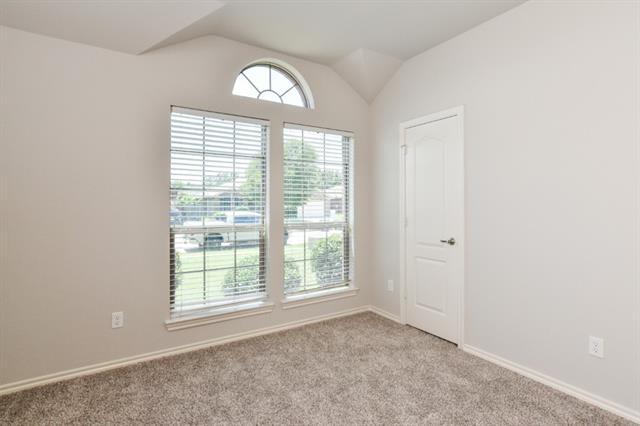Building Photo - 2105 Woodhaven Dr
