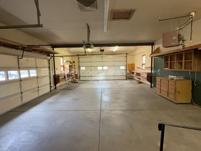 Building Photo - 2737 Sierra Vista Dr