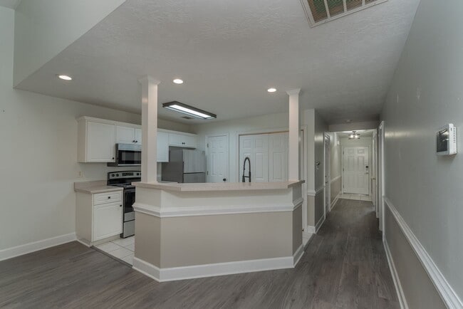 Building Photo - $1750 - Updated 3 bed/3 bath house conveni...