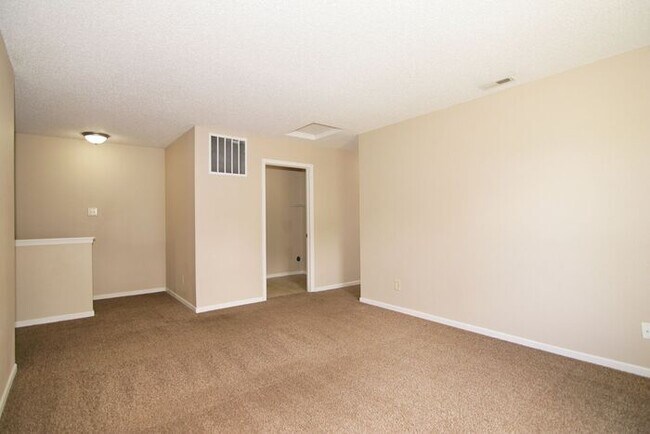 Building Photo - LOVELY 3 BEDROOM, 2.5 BATHROOM HOME IN DESIRABLE NOBLESVILLE!