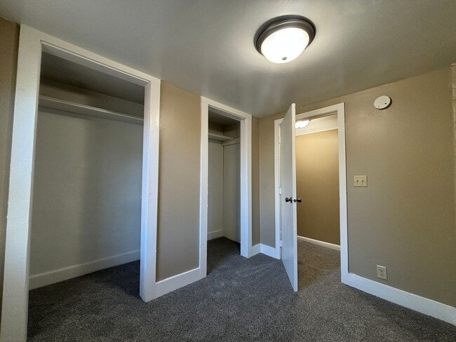 Building Photo - Great 2 bedroom plus den in a two-level ho...