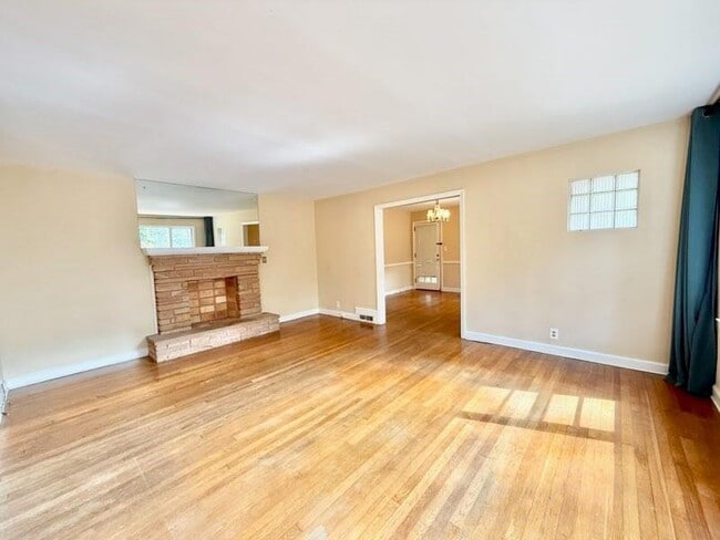 Building Photo - 2076 Azalea Cir