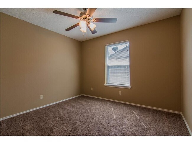 Building Photo - Beautifully crafted 3-2-2 home in the Saginaw area!