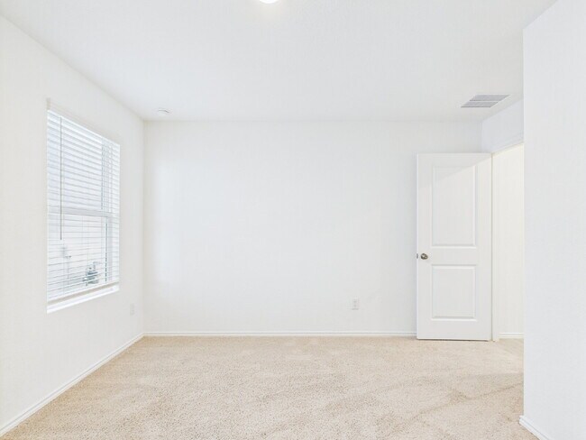 Building Photo - "Open-Concept Living in Fredericksburg"