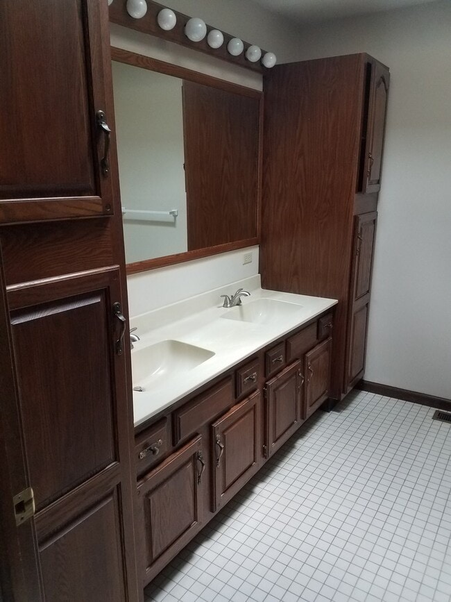 Building Photo - Beautiful 2-bedroom, 1-1/2 bath 2 Level Du...