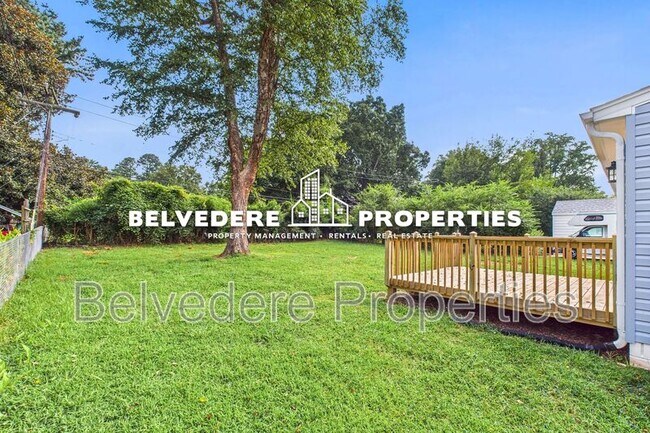 Building Photo - 2322 Fernwood Dr