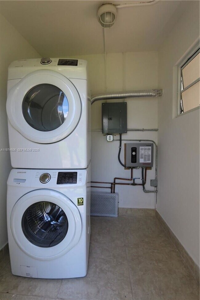 Building Photo - 2436 SW 19th Ave