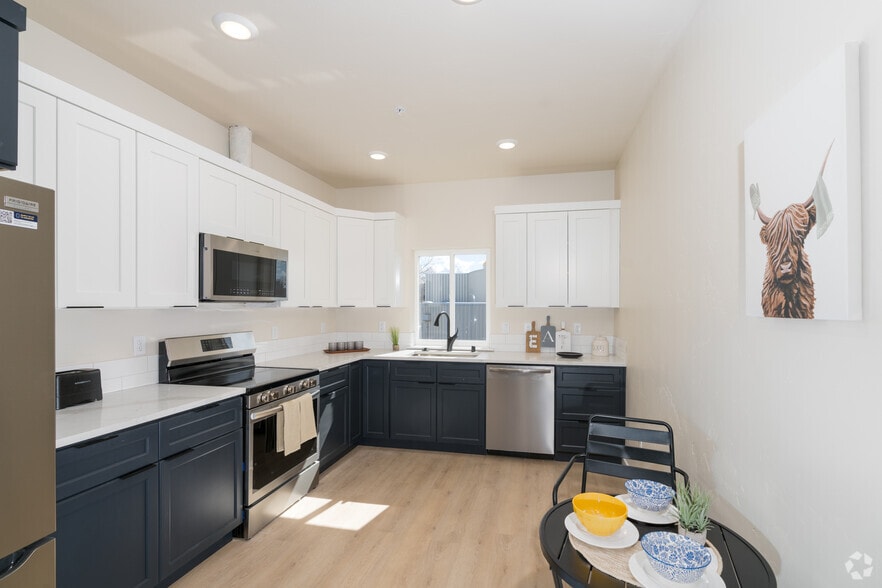 2BR, 2BA - 905SF - Kitchen - Clearwater Lofts