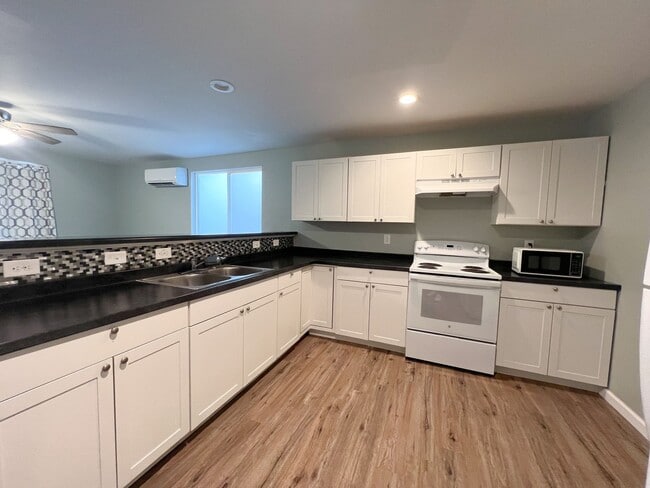 Building Photo - Move-In Special Available! Cozy 3-Bedroom,...