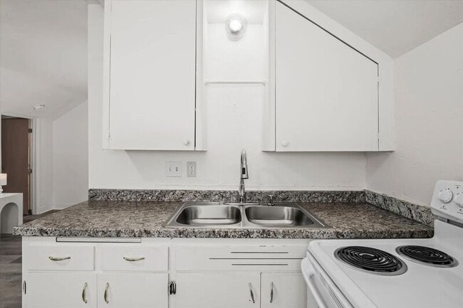 Building Photo - 561 1/2 Madison Street