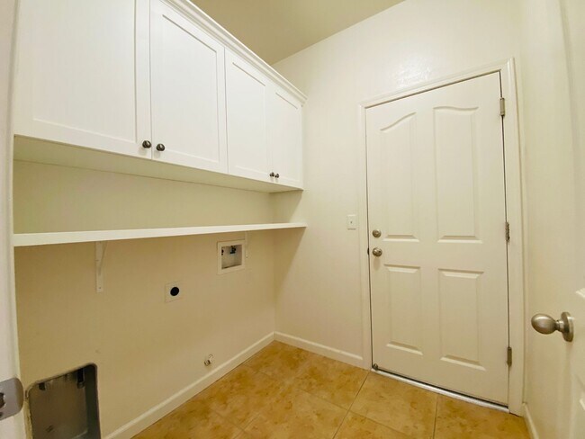 Building Photo - $2,250 International & Chestnut 3 Bed - N....