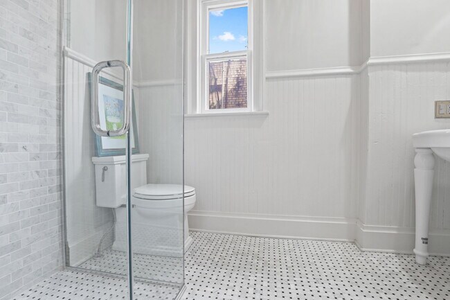 Building Photo - 550 E Town St