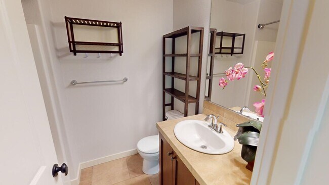 Building Photo - Short Term Lease Available / Beautiful Townhouse in Beaverton by Max Station!