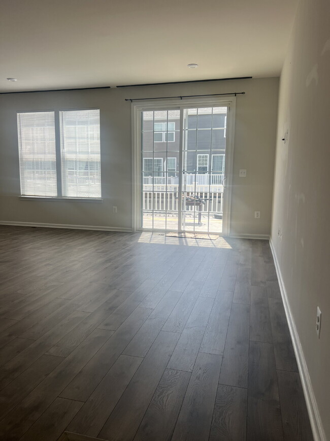Building Photo - 1833 Sag Harbor Ln
