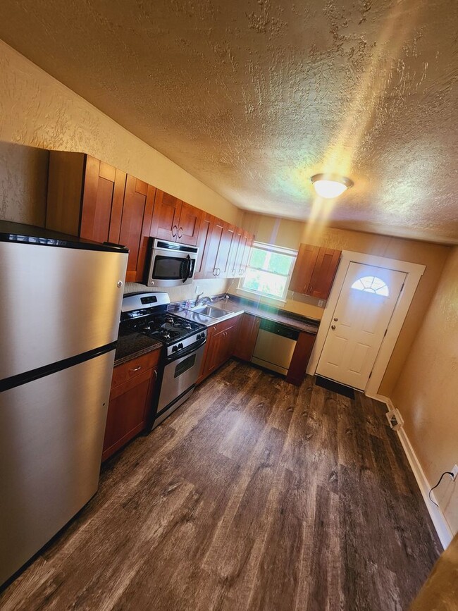 Building Photo - 2 Bed 1 Bath Townhouse for Rent in Lawrenc...