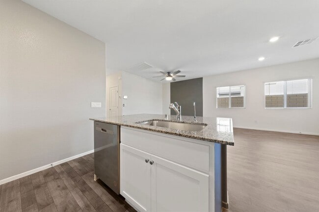Building Photo - Spacious Single Level with Stunning Mounta...