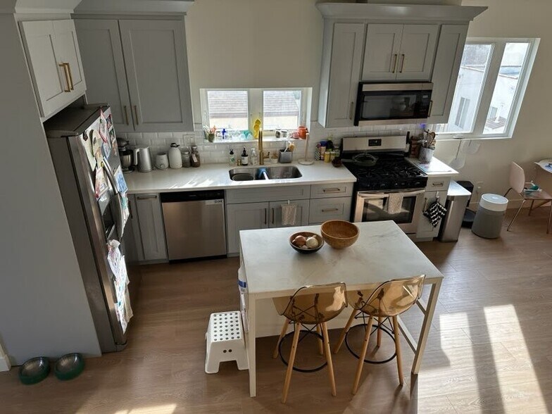 Building Photo - 2406 S Dunsmuir Ave