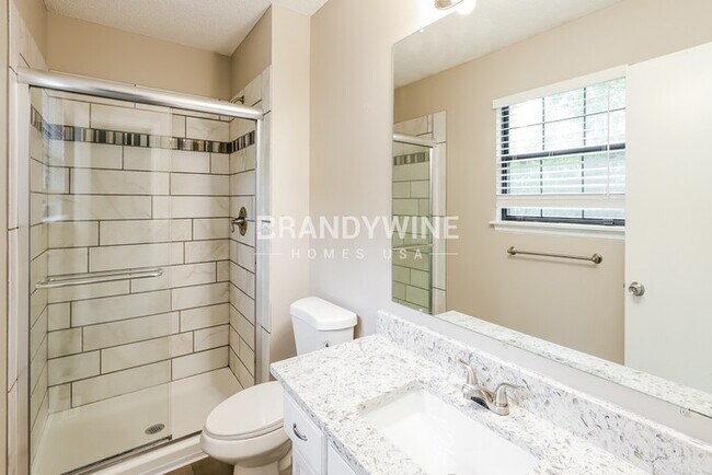 Building Photo - 521 SE Onyx Dr