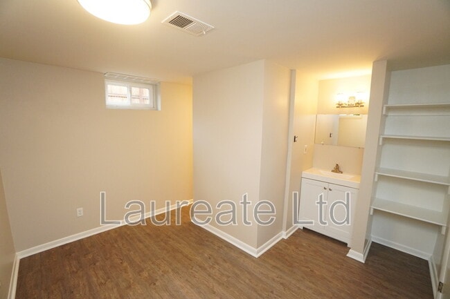 Building Photo - 2258 W Maplewood Ave