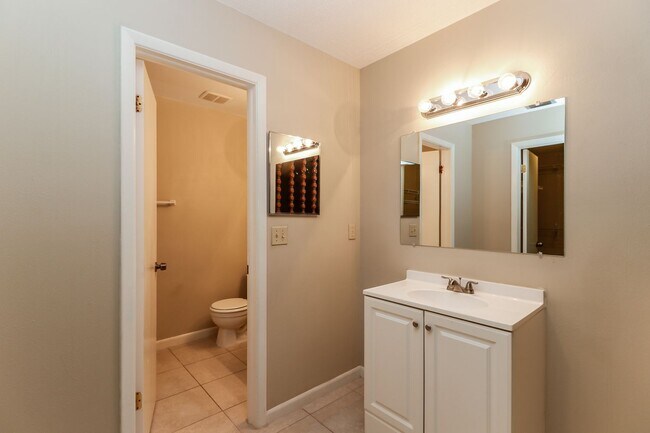 Building Photo - 15801 Knollview Dr