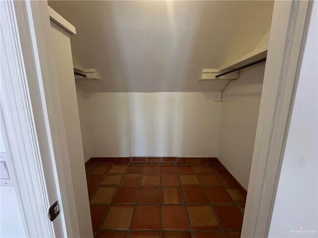 Building Photo - 22 1st Ln Ct