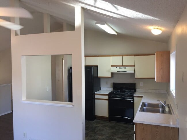 Building Photo - Cozy 4 Bedroom Bi-level in Security/Widefield