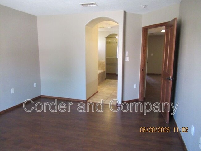 Building Photo - 819 Tumulus Dr NW