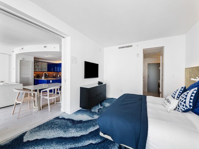 Building Photo - 3101 Bayshore Dr