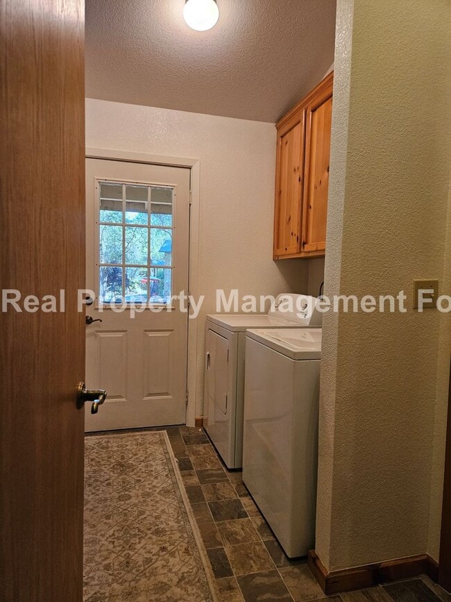 Building Photo - Charming 1-Bedroom Retreat in Desirable Ch...