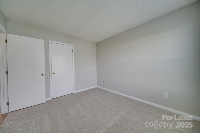 Building Photo - 120 Lantana Dr