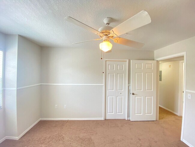 Building Photo - Second Floor Apartment with Balcony View! ...