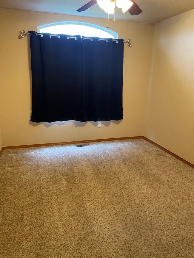 Building Photo - Well Maintained Home in Desirable Pelican Point Neighborhood!