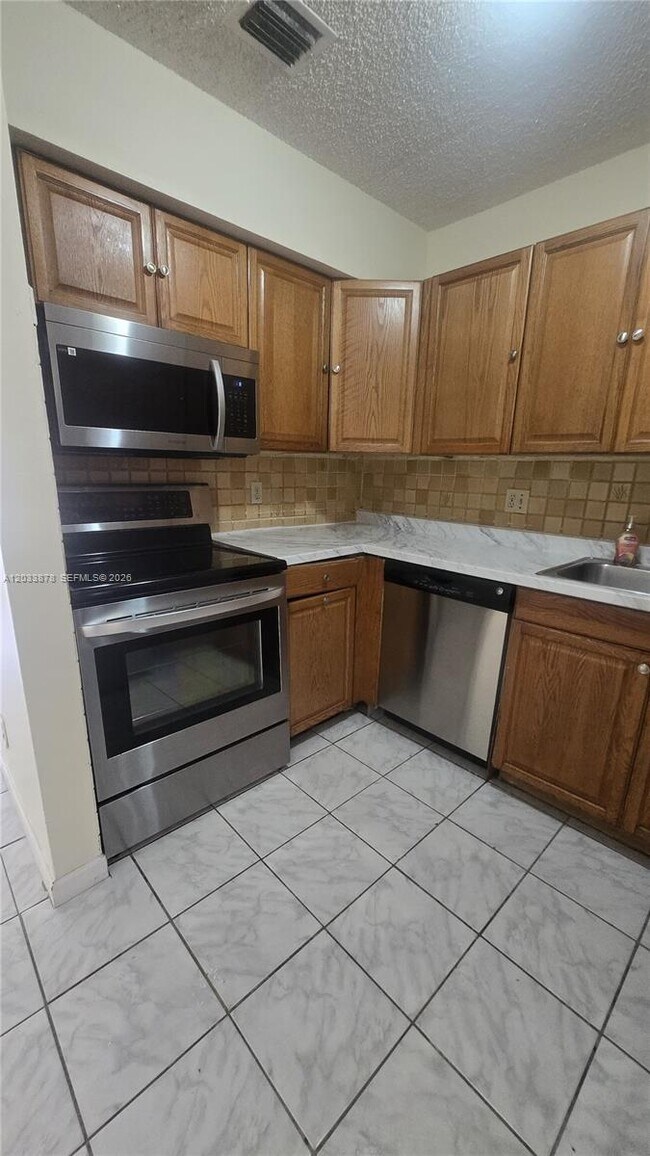 Building Photo - 3211 Coral Ridge Dr