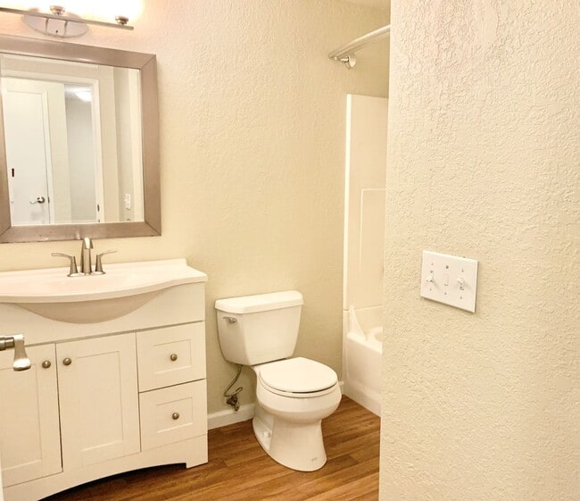 Building Photo - 1 BD 1 BA Kirkland Ground Floor Condo