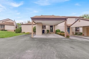 Building Photo - 1060 Pebble Dr