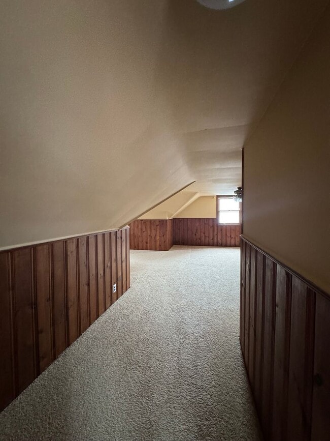 Building Photo - Beautiful Three Bedroom Home