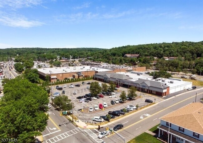 Building Photo - 326 Ramapo Valley Rd