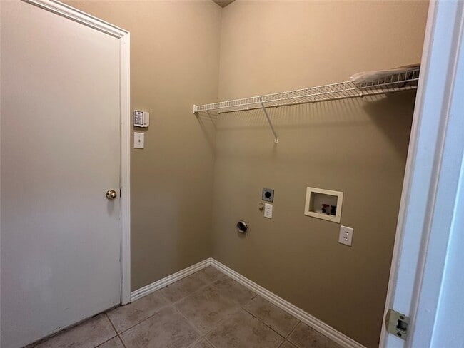 Building Photo - 8466 Davis Dr