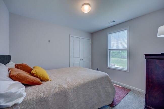 Building Photo - Luxurious 3 bedrooms 2.5 bath home in Nort...