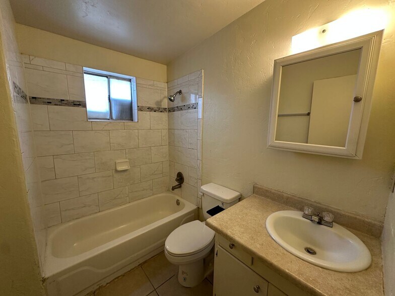 Building Photo - 2814 N Fontana Ave